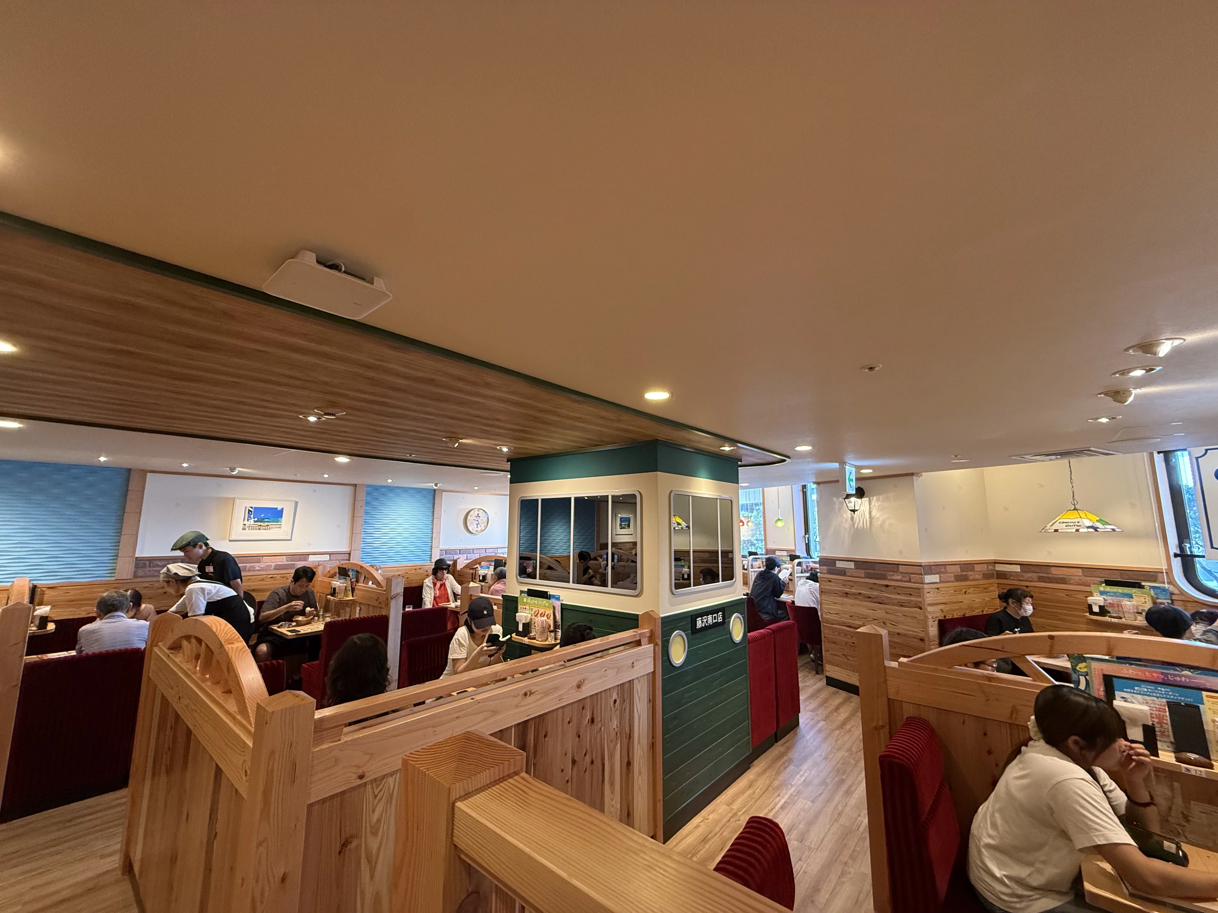 江ノ電モチーフのあるコメダ珈琲店 藤沢南口店の店内