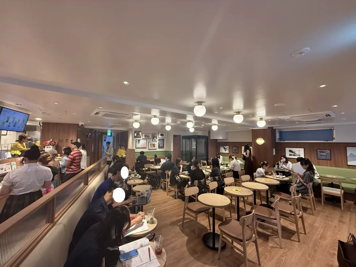 サンマルクカフェ＆茶 茅ケ崎駅前店の広々とした店内